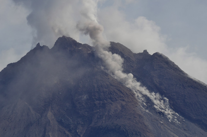 Asap Gunung Merapi Membubung Hingga 300 Meter