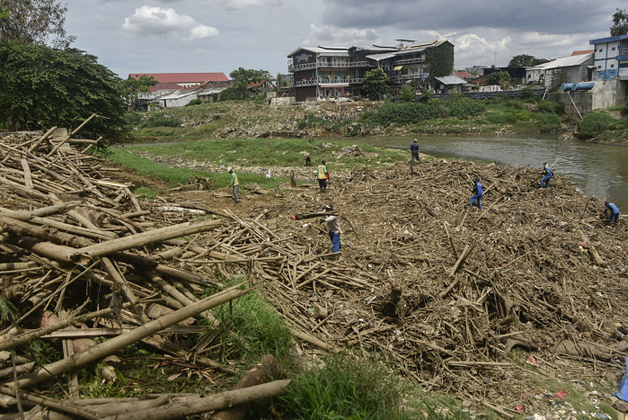 Tumpukan Sampah Bambu Sumbat Aliran Sungai Cikeas Bekasi