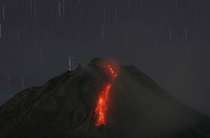 Gunung Sinabung Luncurkan Guguran Lava Pijar Sejauh 2 Km