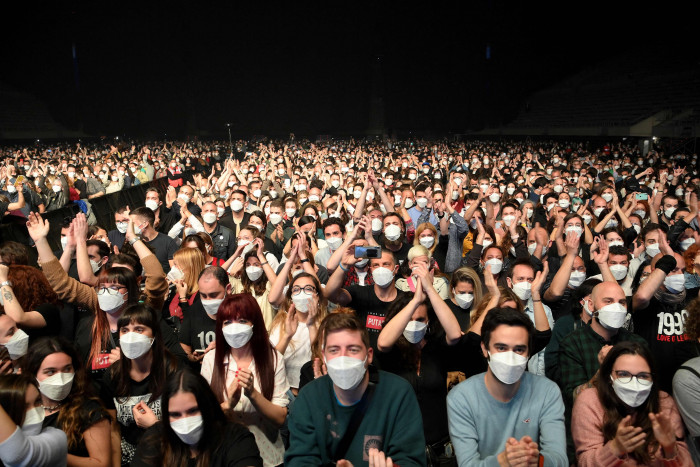 Ribuan Orang Saksikan Konser untuk Uji Klinis Terkait Covid-19