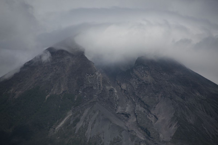 Gunung Merapi Semburkan Lahar 12 Kali dalam Satu Hari