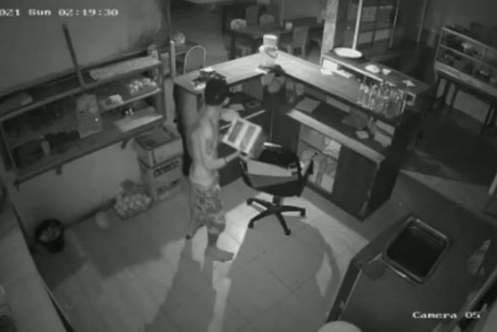  Polres Sikka Ringkus Residivis Pencuri Kotak Amal Terekam CCTV