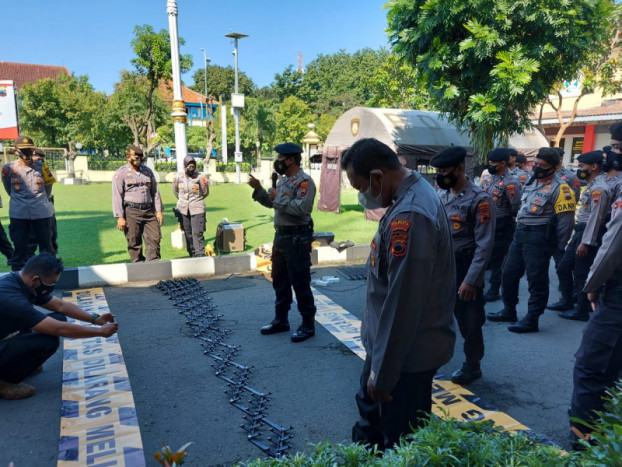 Polresta Surakarta Latihan Pengoperasian Alat Road Blocker