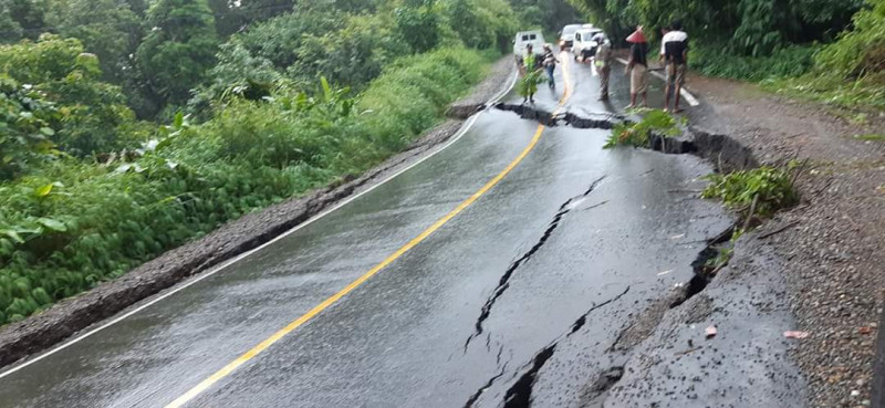 Bahu Jalan Nasional di Jalur Cipanas-Puncak Ambles