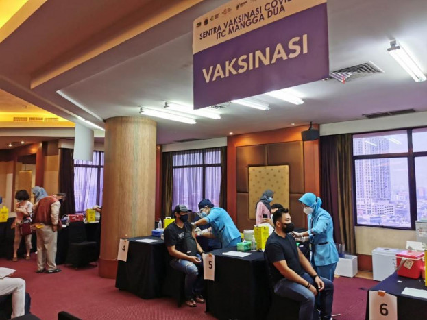 Ribuan Pelayan Publik Mal Terima Vaksinasi di ITC Mangga Dua