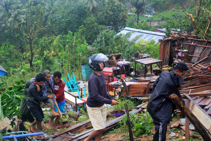 Pencarian 48 Korban Longsor Di NTT Terus Dilakukan  