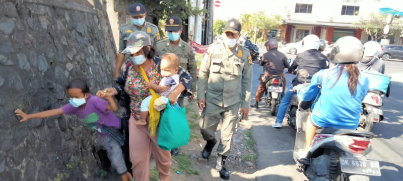 Satpol PP Denpasar Amankan Puluhan Gepeng dan Pedagang Asongan