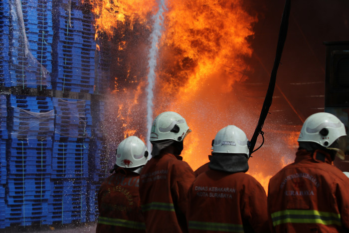 Gudang Mebel di Pulo Gebang Terbakar, Diduga Akibat Petasan