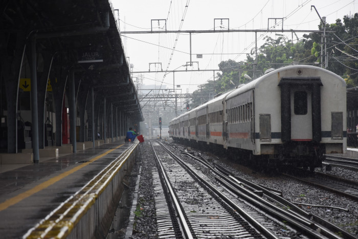 Larangan Mudik, Penumpang Kereta di Stasiun Senen Anjlok 90%