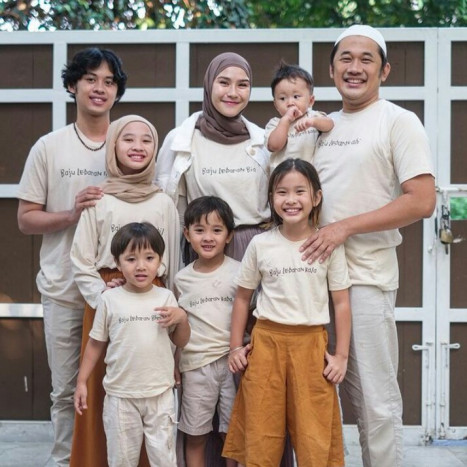 Keluarga Hanung Bramantyo  tampil Kompak Pakai Baju Lebaran
