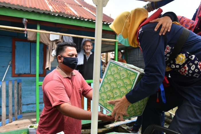 Susuri Sungai Musi, TP PKK Sumsel Bagi Paket Sembako Ramadan