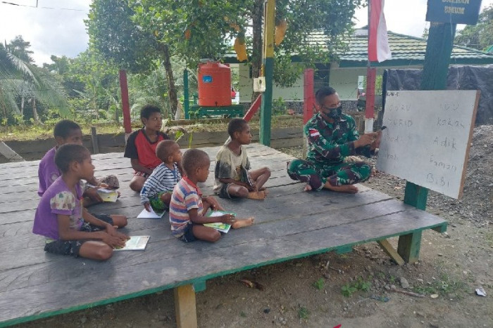Prajurit TNI Ajari Calistung Anak-anak Asli Papua di Perbatasan