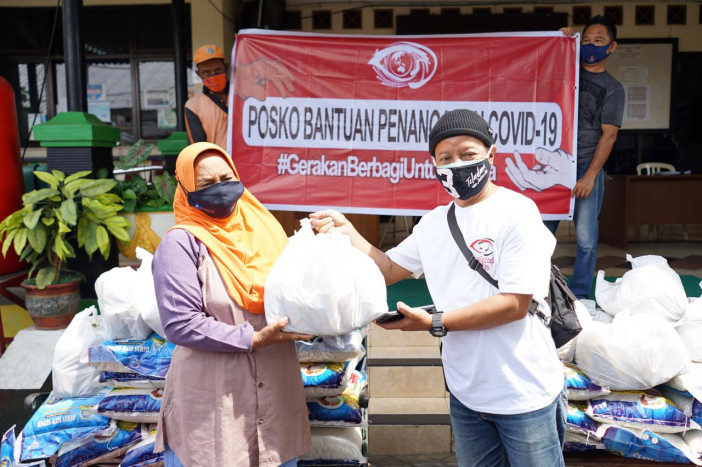 Komunitas Berbagi Untuk Warga Jakarta Bagikan Sembako yang Terdampak Pandemi Covid-19