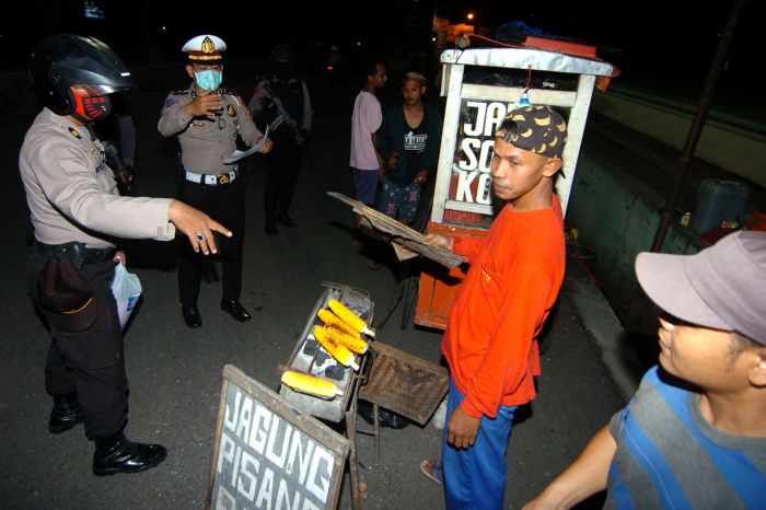 Polisi Bubarkan Warga di Medan yang Kumpul Larut Malam