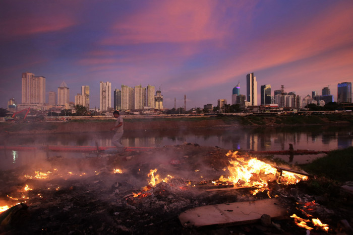 Pembakaran Sampah Pengaruhi Kualitas Udara di Jakarta