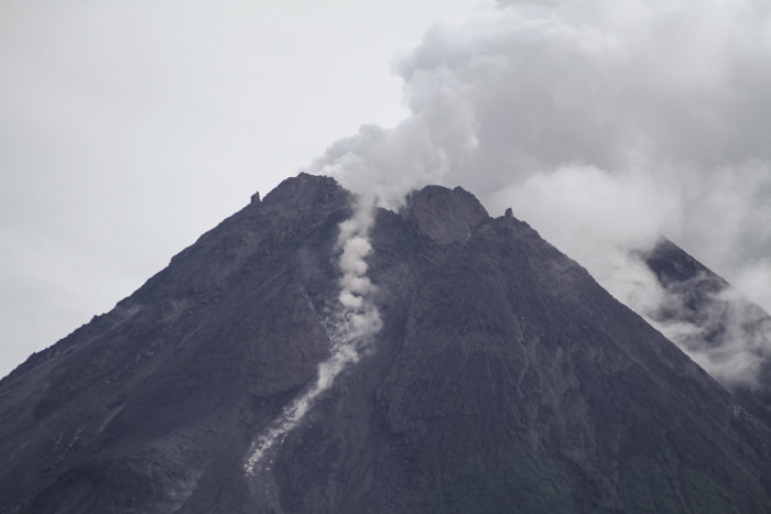 Kubah Lava Barat Daya di Puncak Gunung Merapi Bertambah Tinggi