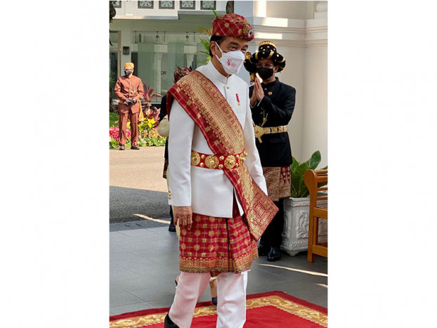 Pimpin Upacara di Istana Merdeka, Presiden Kenakan Pakaian Adat Lampung