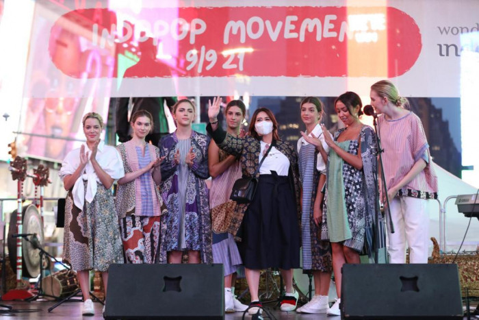 Coreta Louise Kenalkan Batik Indonesia di Panggung Indopop Movement, New York, AS
