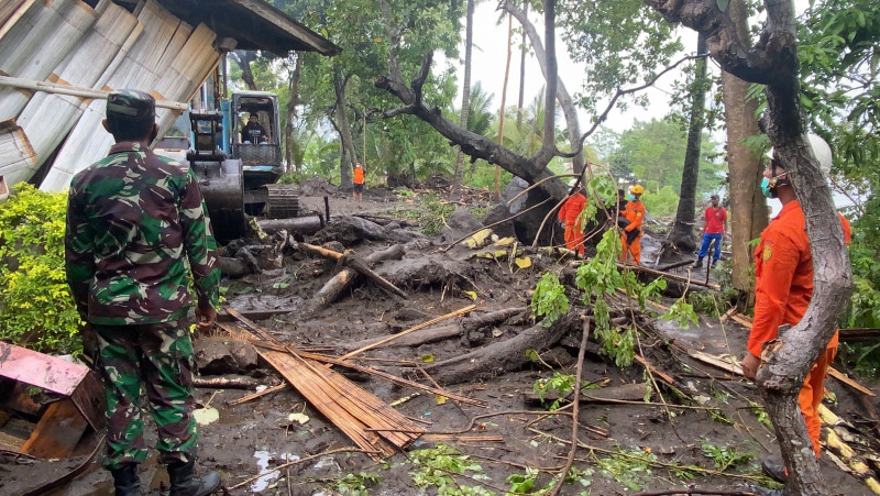 BPBD NTT Serahkan Bantuan Untuk Korban Banjir  Bandang di Ngada