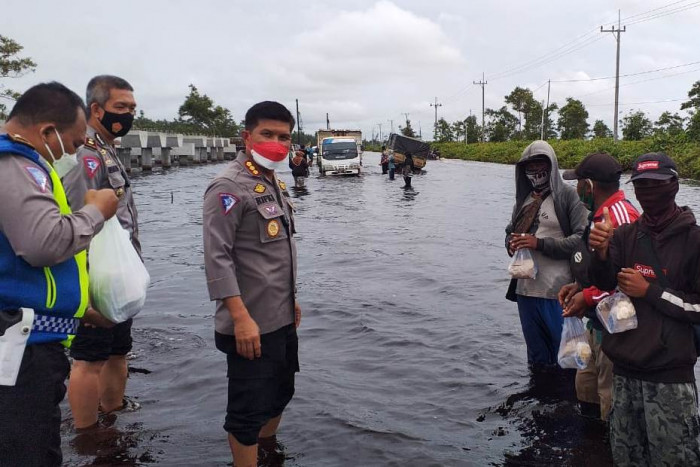 Banjir di Jalan Trans Kalimantan  Berangsur Surut, Minibus Tetap Diimbau tidak Melintas