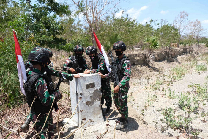 Satgas TNI Patroli Patok Batas di Perbatasan RI-PNG