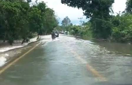 Jalan Trans Kalimantan Ruas Kabupaten Katingan Terputus Akibat Banjir