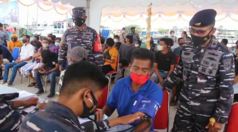 TNI AL Gelar Vaksinasi Bagi Masyarakat Kabupaten Terluar di Malut