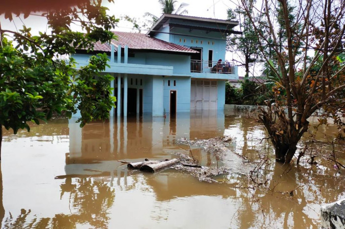 Pemko Padang Bantu Korban Banjir dan Longsor Padang Pariaman