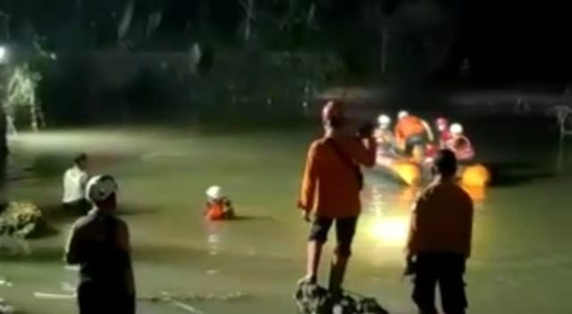 Petugas Identifikasi 11 Siswa MTs yang Tenggelam di Sungai Cileueur