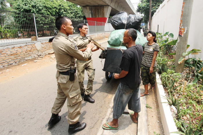 Satpol PP Jaring PSK, Manusia Gerobak dan Manusia Kolong Jembatan