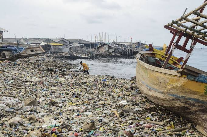Pemprov DKI Uji Sampel Air Teluk Jakarta yang Disebut Tercemar Paracetamol 