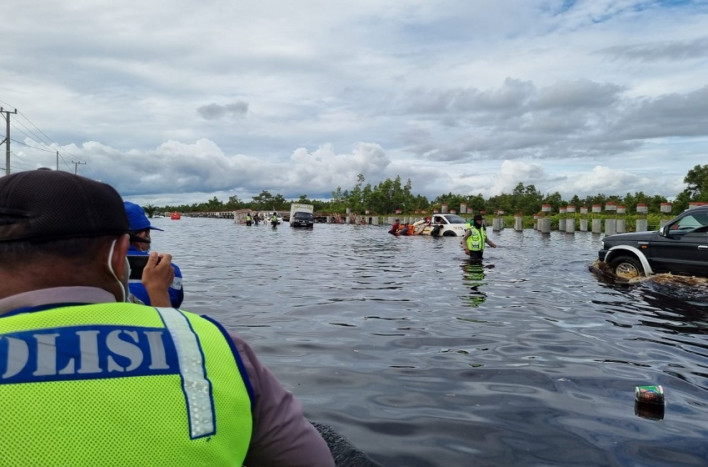 Banjir di Jalan Trans Kalimantan Bukit Rawi, Polda Kalteng Lakukan Sistem Buka Tutup.