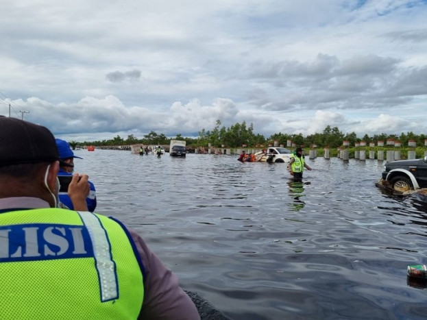 Tinggi Banjir 1,5 Meter Jalan Trans-Kalimantan di Bukit Rawi Tutup