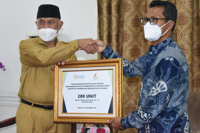 Kemenperin Serahkan Bantuan Tabung Oksigen kepada Provinsi Sumatera Barat