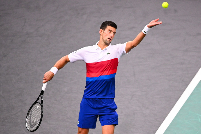 Djokovic Harus Berjuang untuk Kalahkan Fucsovics di Paris Masters