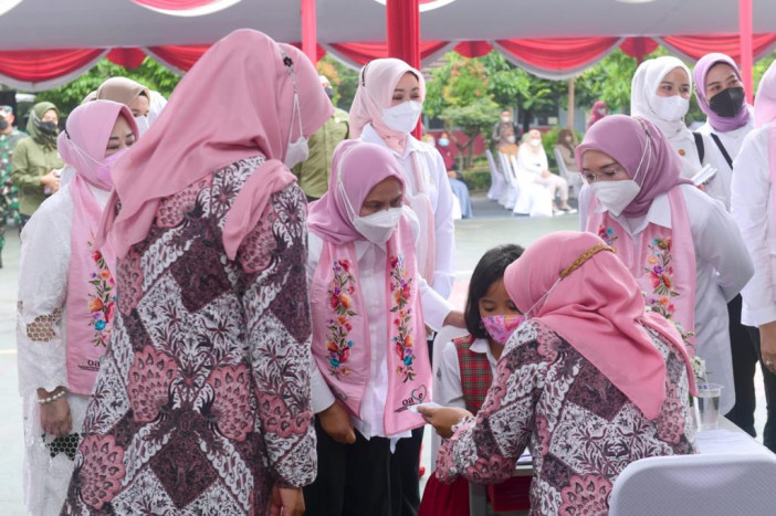 Ibu Negara Iriana Tinjau Vaksinasi Anak di Bandung