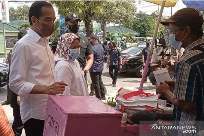 Jokowi Bagikan Bantuan ke Pedagang di Alun-Alun Ngawi