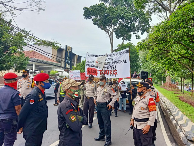 Kibarkan Bendera OPM Demo Mahasiswa Papua di Bali Dihadang Ormas PGN