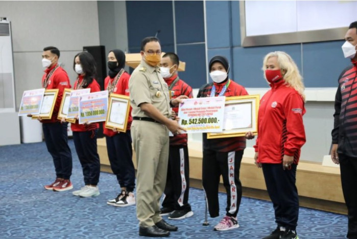 Anies Serahkan Bonus untuk Peraih Medali PON dan Peparnas Papua