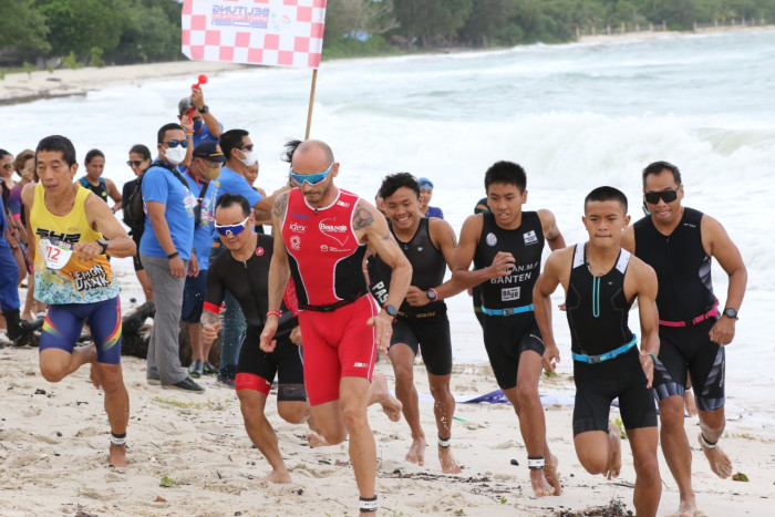 Ombak Tinggi Bikin Belitung Sprint Triathlon Tanpa Cabor Renang, Peserta Tetap Antusias