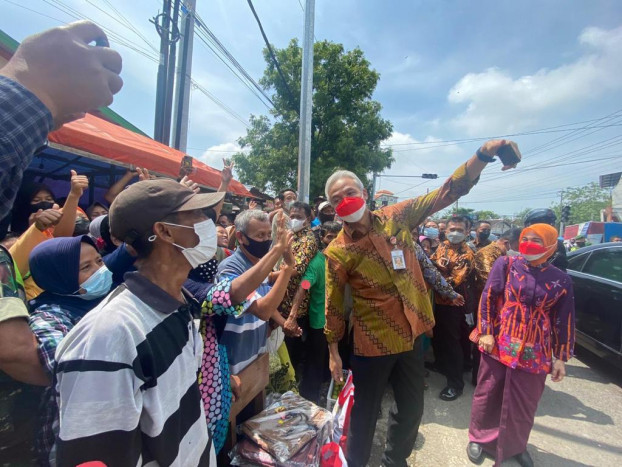 Dampingi Jokowi Kunker di Blora, Ganjar Diminta Warga Berswafoto