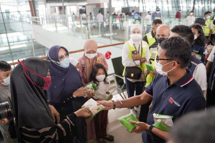 Dukung Protokol Kesehatan, Antis Bagikan Hand Sanitizer di Bandara Soetta