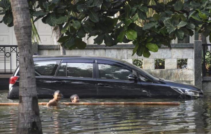 Mobil Anda Terkena Air Laut? Ini yang Harus Dilakukan