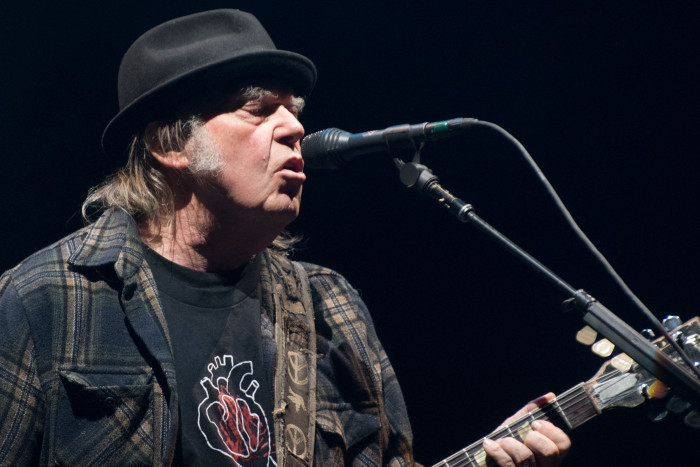 Neil Young Tarik Musiknya dari Spotify karena Hoaks Soal Covid-19