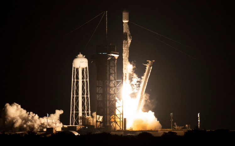 Sampah Roket SpaceX Diprediksi Bakal Menbrak Bulan dan Meledak