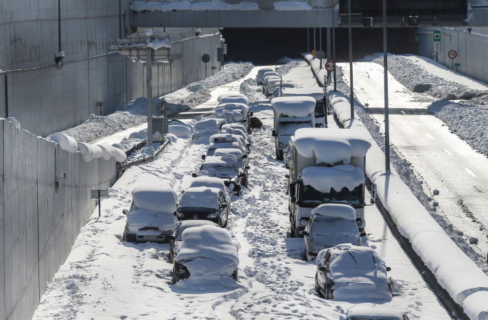 Badai Salju, Ribuan Orang Terlantar di Turki dan Yunani