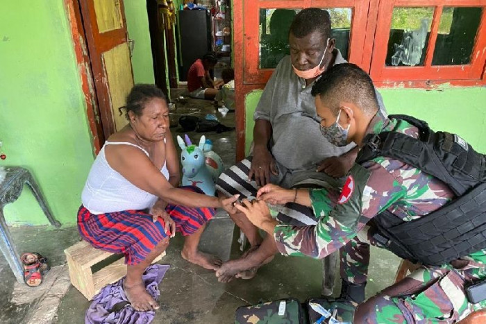 Satgas TNI Yonif 711 Berikan Layanan Kesehatan Warga Perbatasan RI-PNG