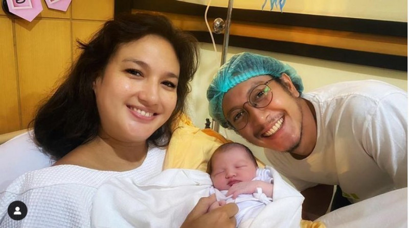 Nadine Chandrawinata Lahirkan Anak Pertama