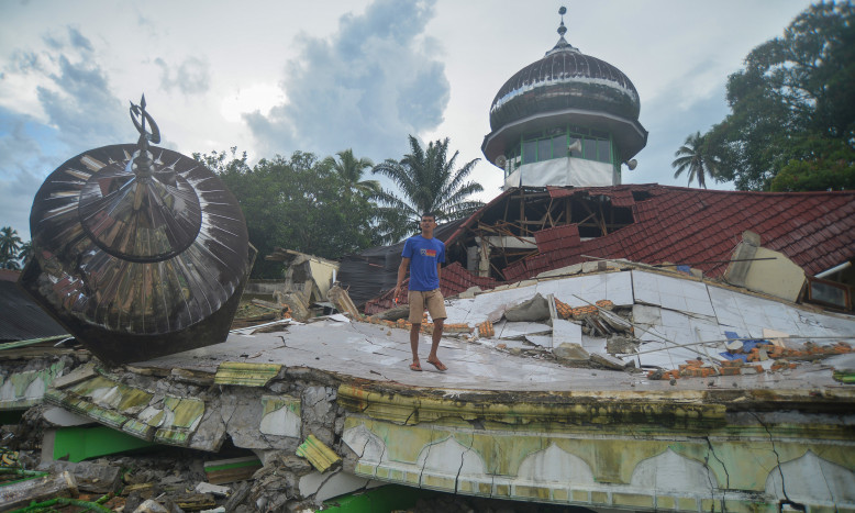 Warga Tertimbun Runtuhan akibat Gempa di Pasaman Barat Dievakuasi