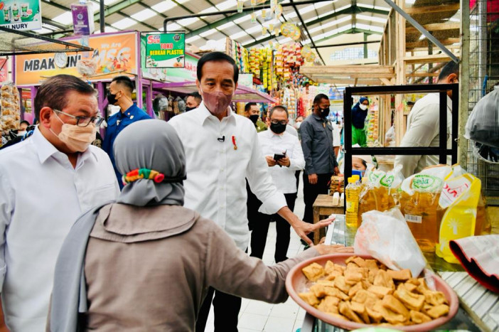 Cek Harga Minyak Goreng, Presiden Blusukan ke Pasar